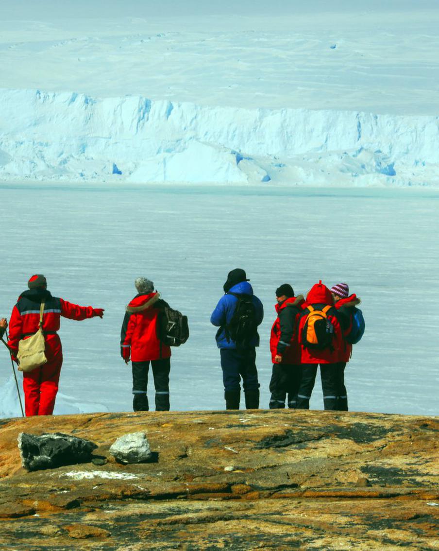"Я спала с молотком в лифчике": жительница на базы в Антарктике заявила о сексуальном насилии