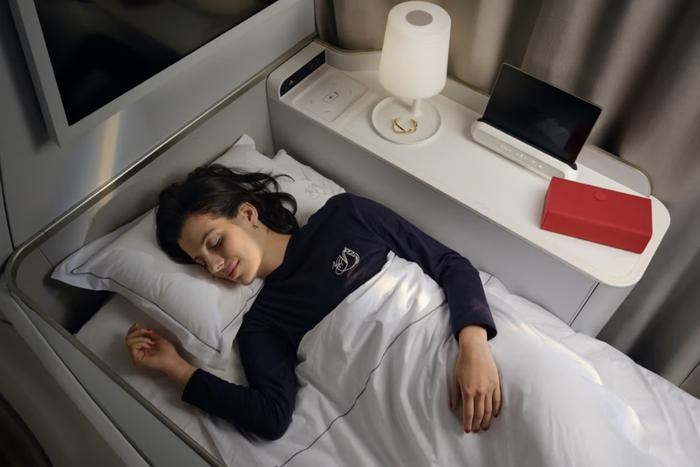 Jacquemus создал пижамы для пассажиров первого класса Air France: что происходило в мире моды и красоты на этой неделе