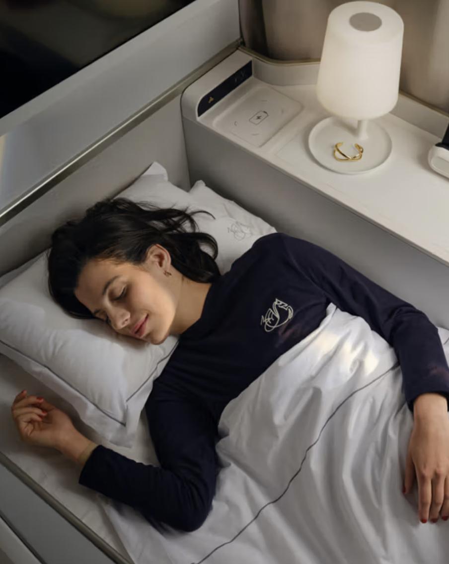 Jacquemus создал пижамы для пассажиров первого класса Air France: что происходило в мире моды и красоты на этой неделе