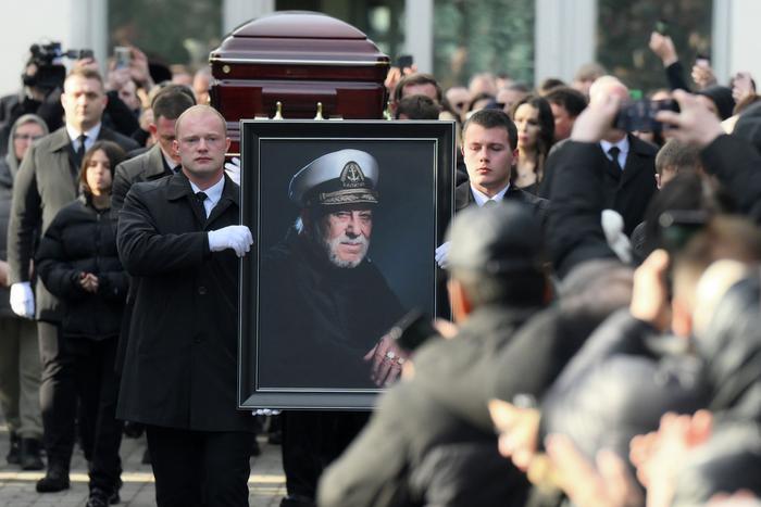 "Смотрю, а 3-летний Филипп идёт ко мне из-за кулис": о чём рассказывал Бедрос Киркоров на своей последней фотосессии