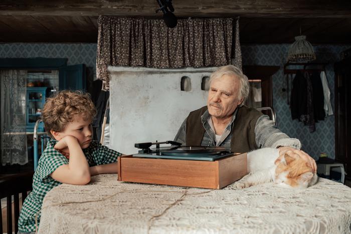 "Тут у актёра из своего – только верхние части ушей": как гримировали Евгения Цыганова для фильма "Батя 2: Дед"