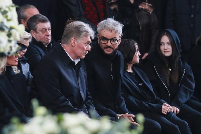 "Браво, артист! Прощай, папа!": репортаж с похорон Бедроса Киркорова