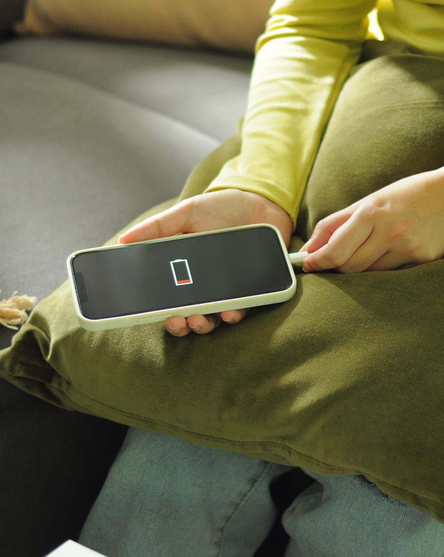 Использование бесплатных сетей Wi-Fi и зарядок в публичных местах угрожает безопасности гаджетов россиян