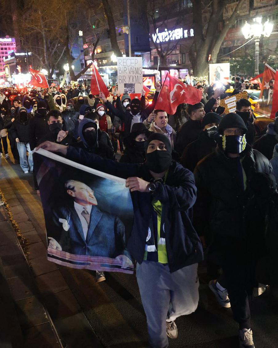 Турецким телеканалам запретили вести прямые трансляции с оппозиционных акций в поддержку задержанного мэра Стамбула