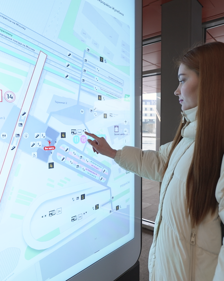 Максим Ликсутов рассказал о внедрении цифровых стел на станциях городского транспорта