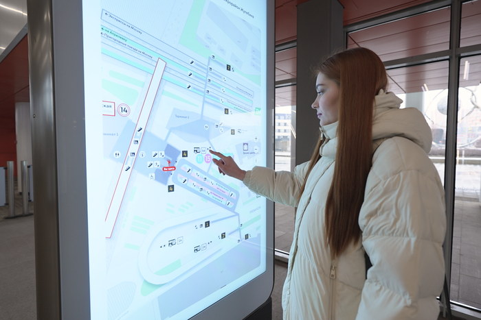 Максим Ликсутов рассказал о внедрении цифровых стел на станциях городского транспорта