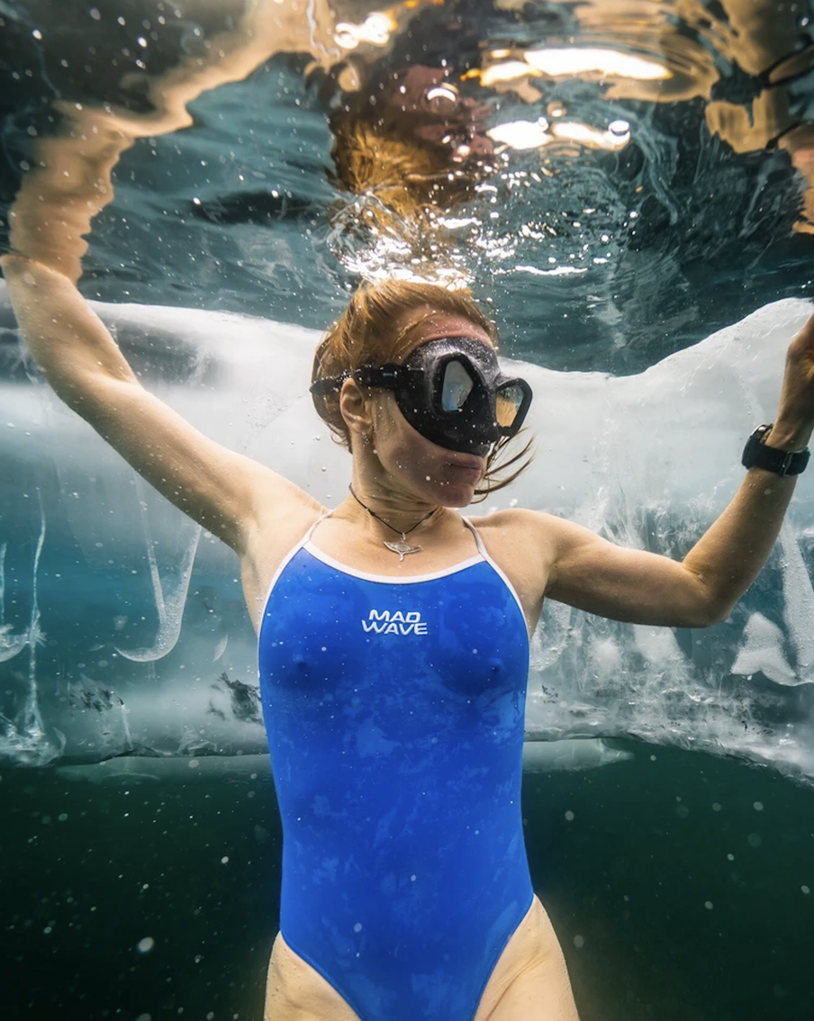 "Я могла потерять сознание": москвичка в купальнике установила мировой рекорд подо льдом Байкала