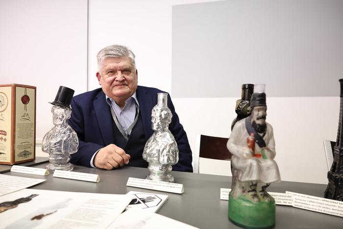 Московский коллекционер собрал бутылочных медведя, русалку и Пушкина