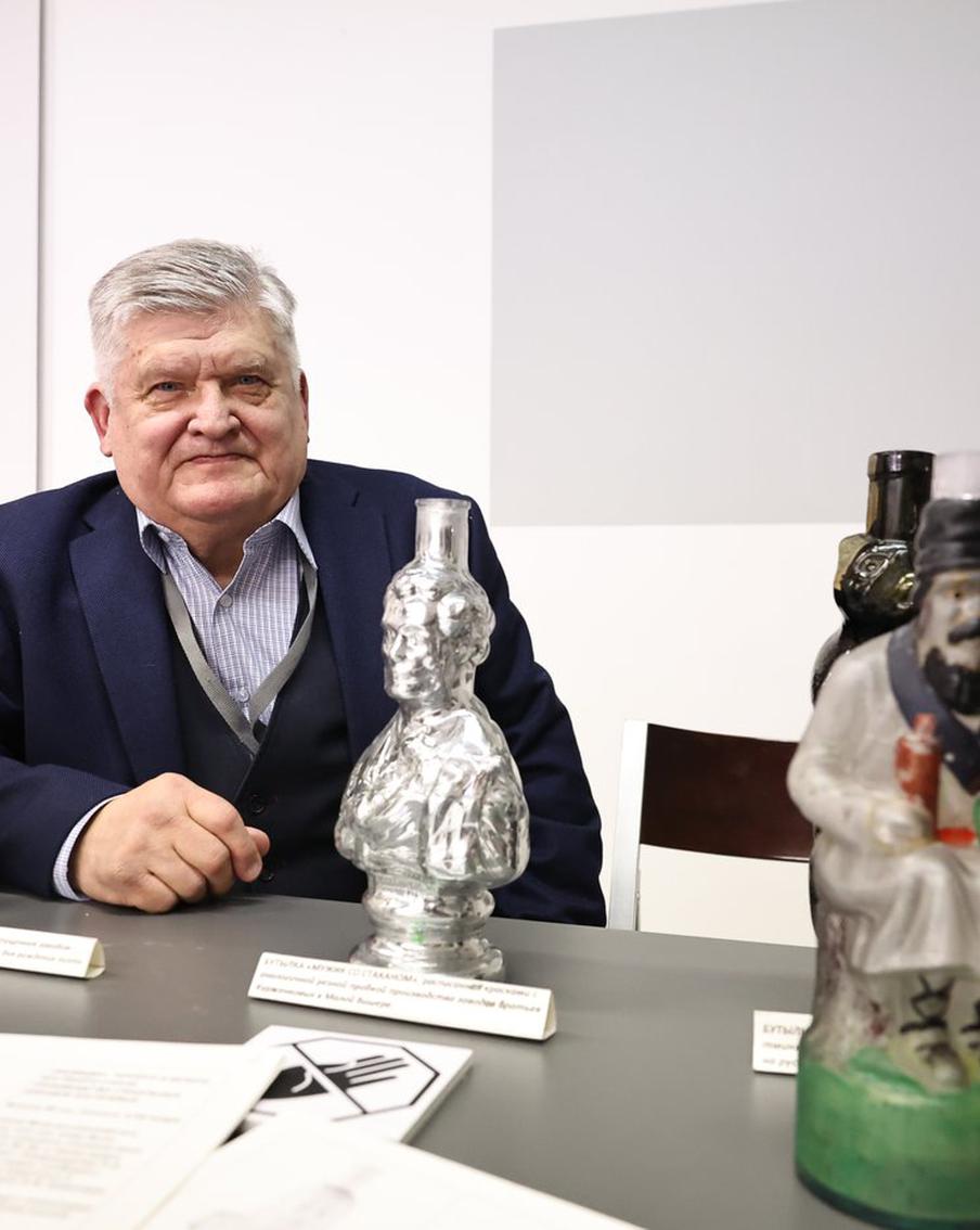 Московский коллекционер собрал бутылочных медведя, русалку и Пушкина