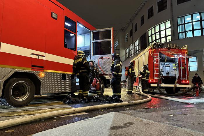 В Ростове-на-Дону огонь перекинулся с горящего ТЦ на кровлю соседней пятиэтажки