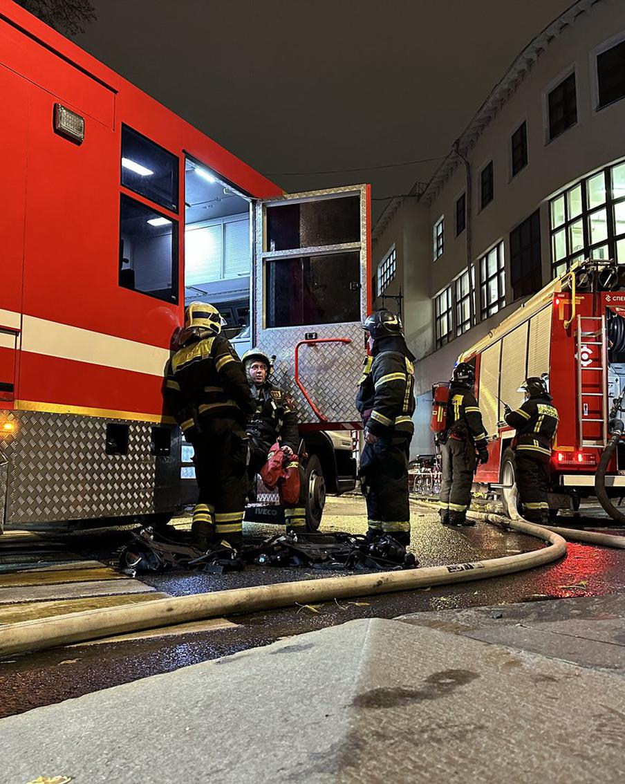 В Ростове-на-Дону огонь перекинулся с горящего ТЦ на кровлю соседней пятиэтажки