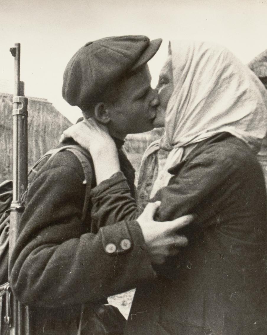 Фотографы стояли под пулями ради живого кадра: в Москве открылась выставка с военными фотографиями