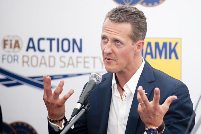 Близкий к семье Михаэля Шумахера рассказал, может ли он общаться с близкими