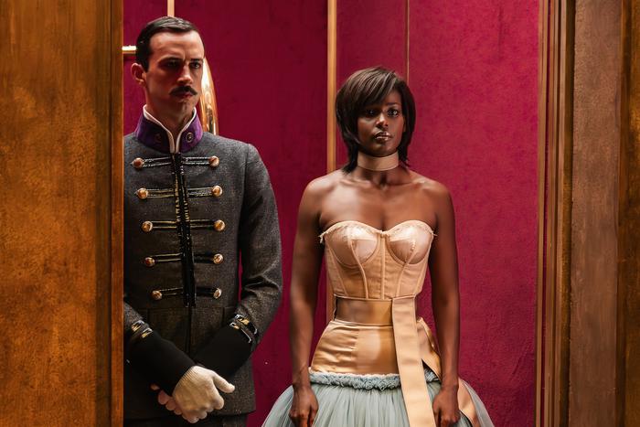 Пока Харон ест сэндвич, Орфей спускается в ад: чем ещё заняты мифологические герои в картине "Дольче!"