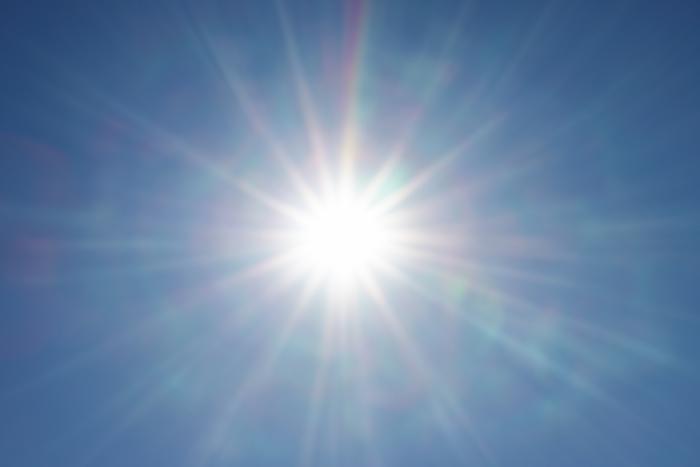 Полиция Красноярска проверит сообщения о загоравшей голой на балконе девушке