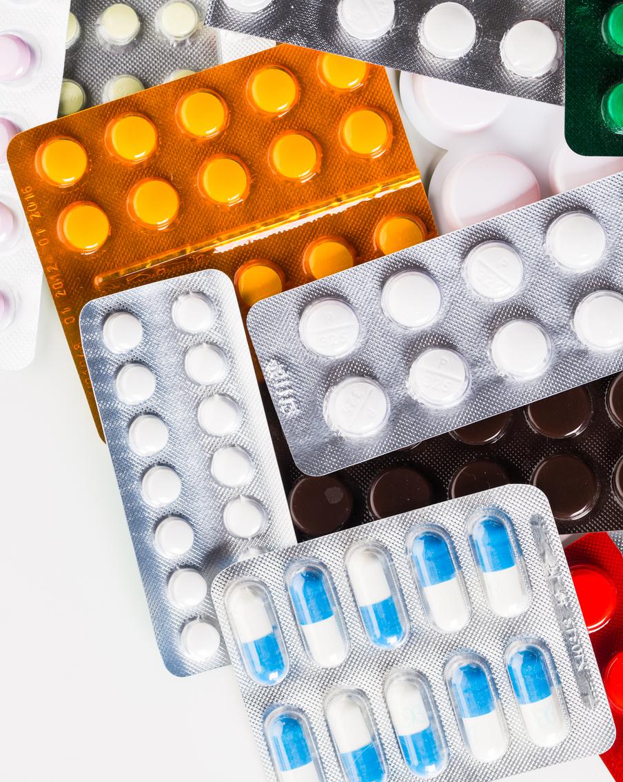 В Петербурге гулявшие во дворе подростки отравились лекарствами