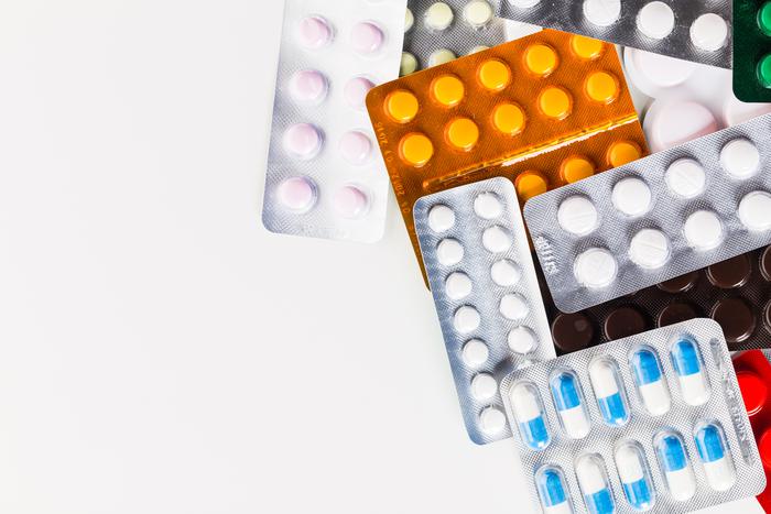 В Петербурге гулявшие во дворе подростки отравились лекарствами