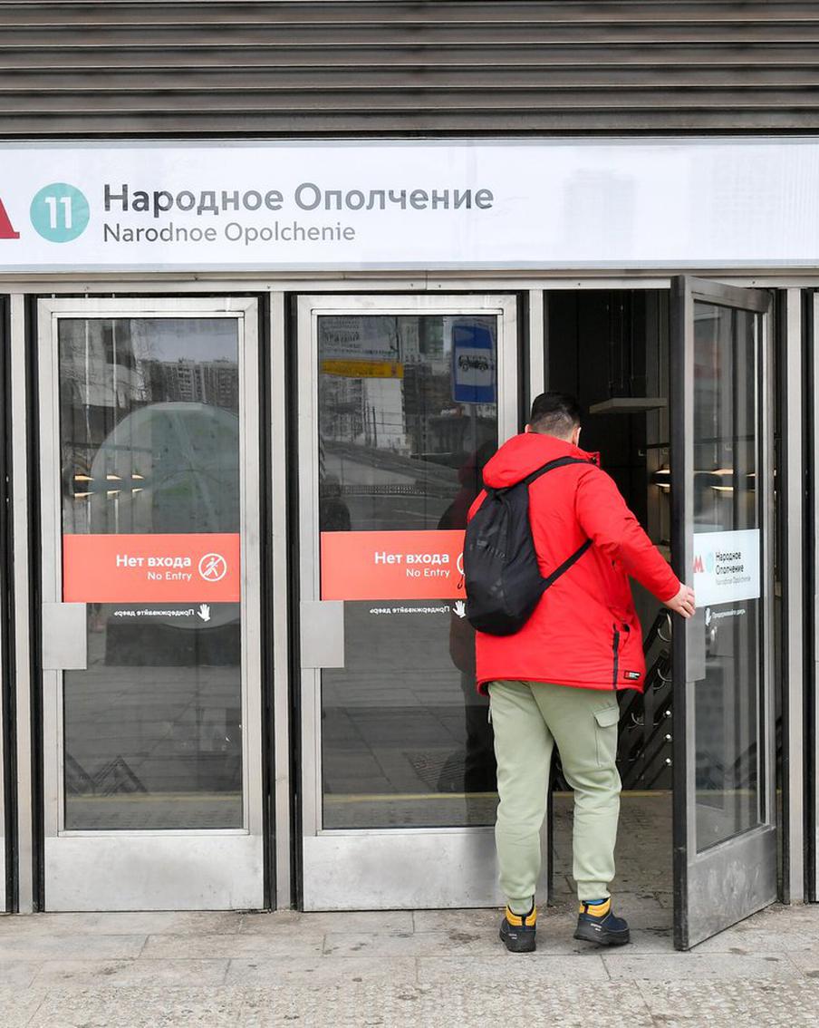 В Москве задержали мужчину, который "помыл" подземный переход