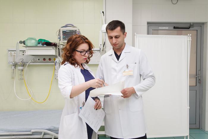 На Урале врачи достали из лёгкого пациента колокольчик с гравировкой "1975"