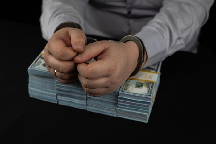 Что грозит москвичу, который перевёл педагогу 200 000 рублей ради аттестации дочери