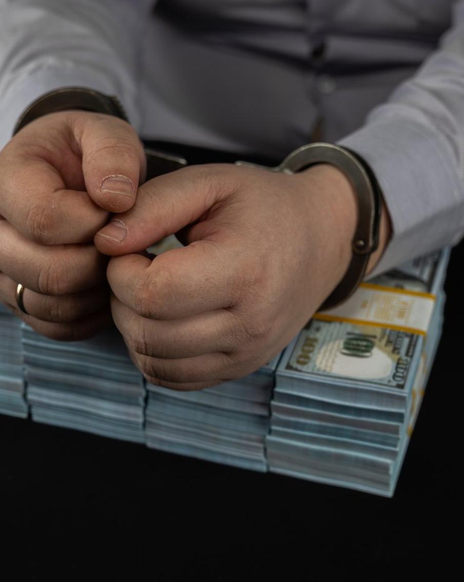 Что грозит москвичу, который перевёл педагогу 200 000 рублей ради аттестации дочери