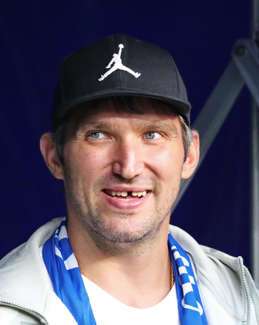 Российский хоккеист Александр Овечкин повторил рекорд Гретцки, забив две шайбы в игре "Вашингтона" с "Чикаго"