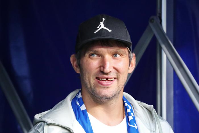 Российский хоккеист Александр Овечкин повторил рекорд Гретцки, забив две шайбы в игре "Вашингтона" с "Чикаго"