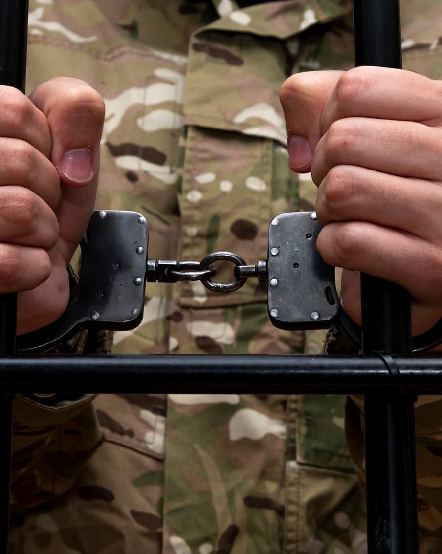 Суд принял решение об аресте сотрудника Минобороны России из-за обвинения в получении взяток