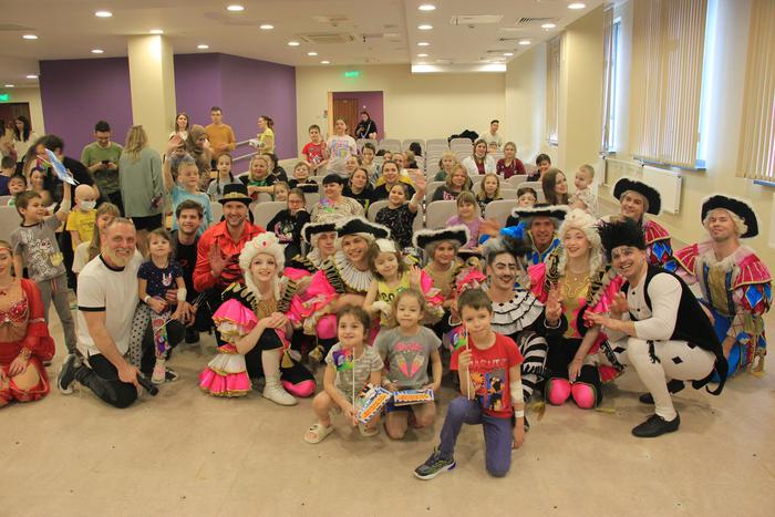 В больницу приехал цирк: как Запашный и его артисты восхитили маленьких пациентов