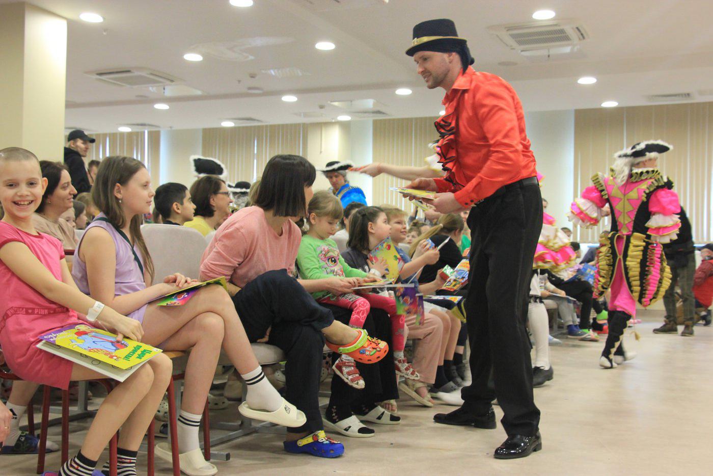 Выступление артистов цирка для юных пациентов больницы.