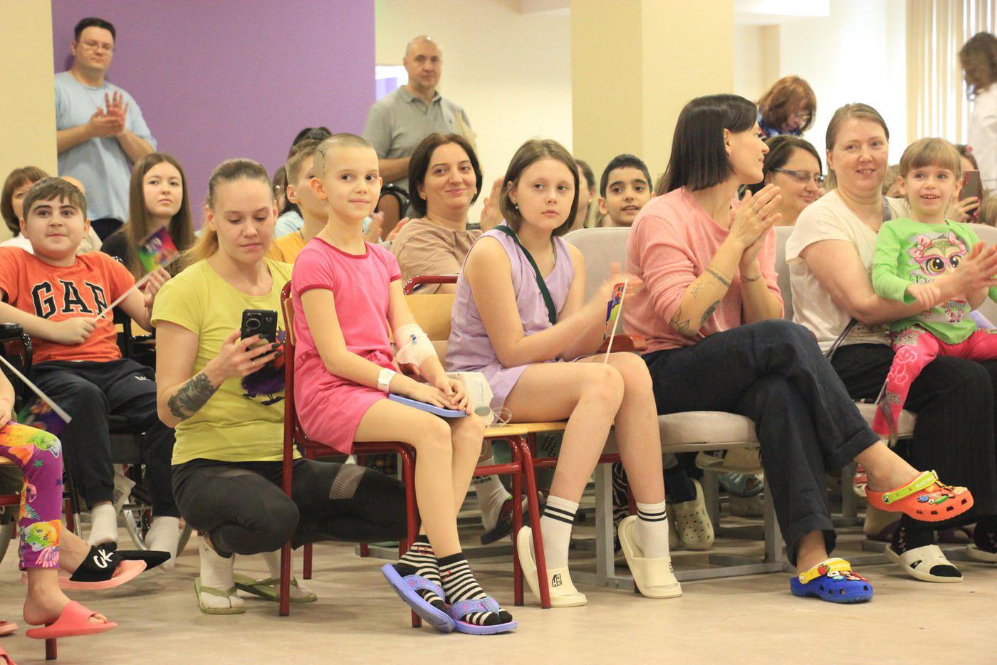 Выступление артистов цирка для юных пациентов больницы.