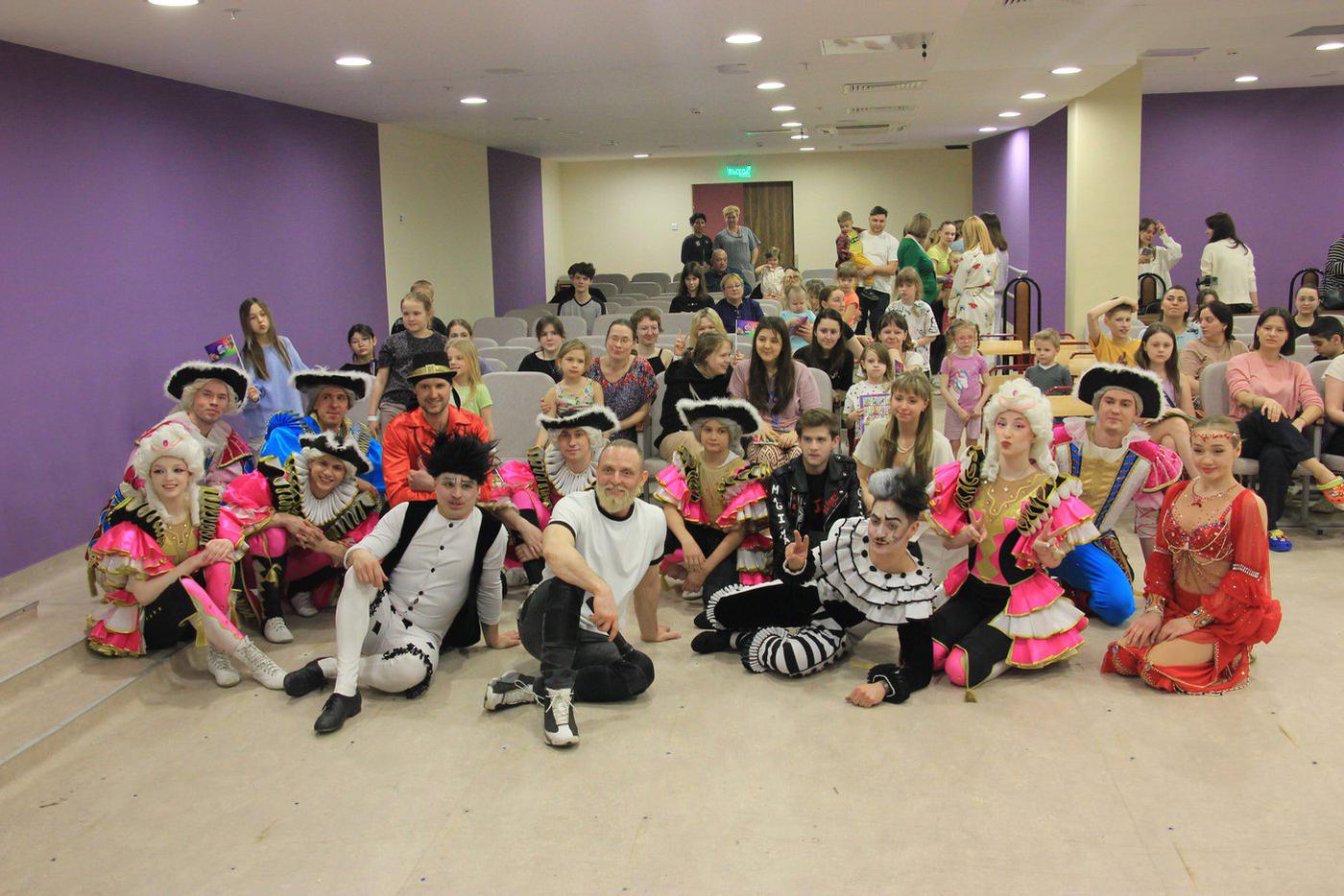 Выступление артистов цирка для юных пациентов больницы.