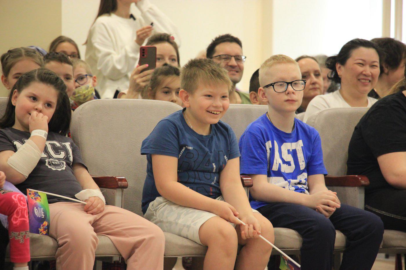 Выступление артистов цирка для юных пациентов больницы.