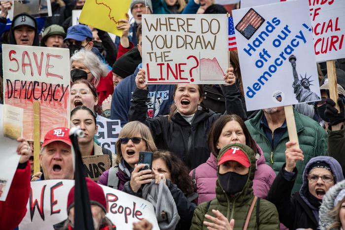 На акциях против проводимой Трампом политики в США собрались миллионы американцев