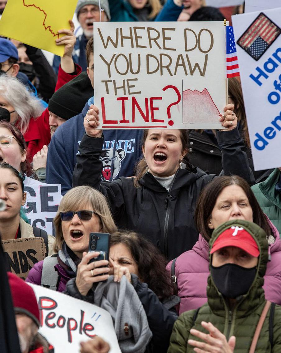 На акциях против проводимой Трампом политики в США собрались миллионы американцев