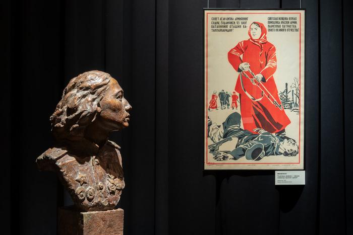 Художники рисовали, а их жёны трафаретили: какими были восточные "Окна ТАСС"