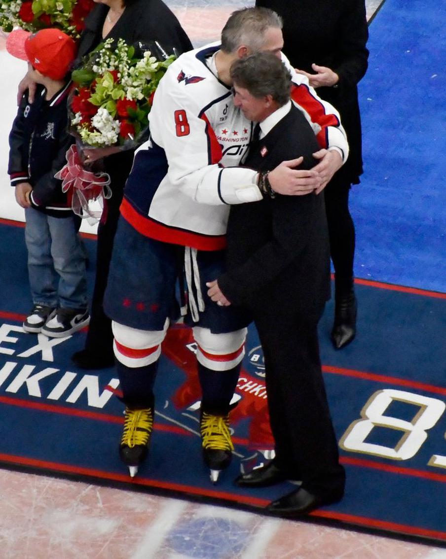 "Русские, мы это сделали!": Овечкин побил рекорд Гретцки в Нью-Йорке