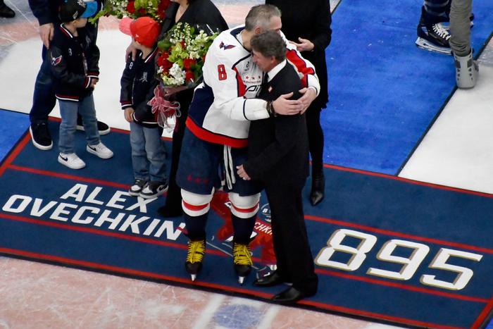 "Русские, мы это сделали!": Овечкин побил рекорд Гретцки в Нью-Йорке