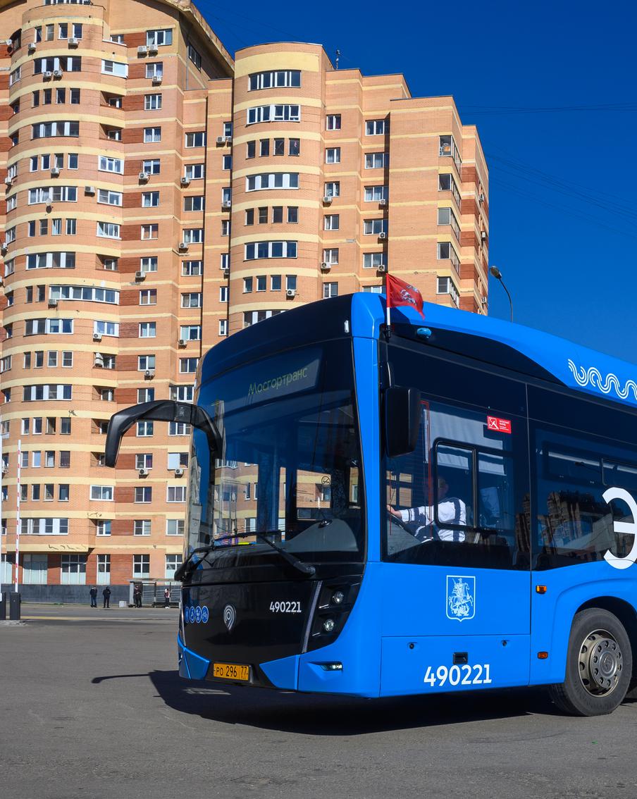 Почти 80 автобусов и электробусов оформили в честь юбилея Победы в Великой Отечественной войне