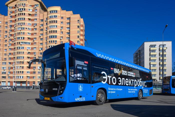 Почти 80 автобусов и электробусов оформили в честь юбилея Победы в Великой Отечественной войне