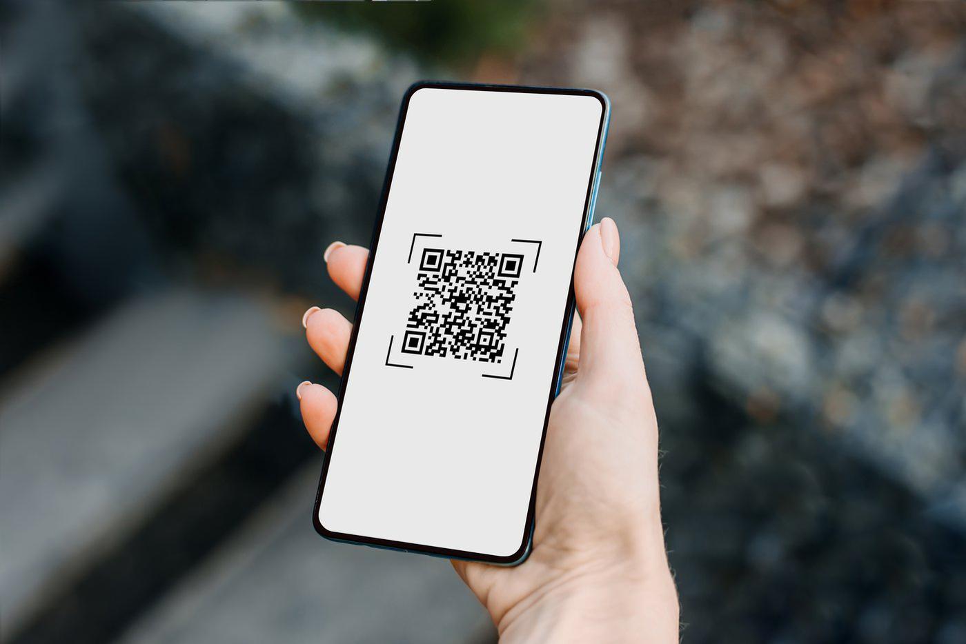 МВД: мошенники стали массово обманывать посредством QR-кодов на подъездах