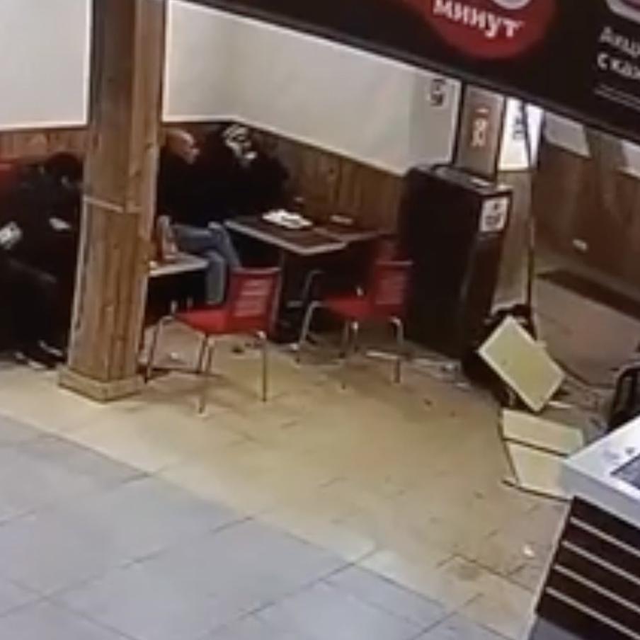 Подросток в Петербурге провалился под пол в ТЦ "Фиолент"