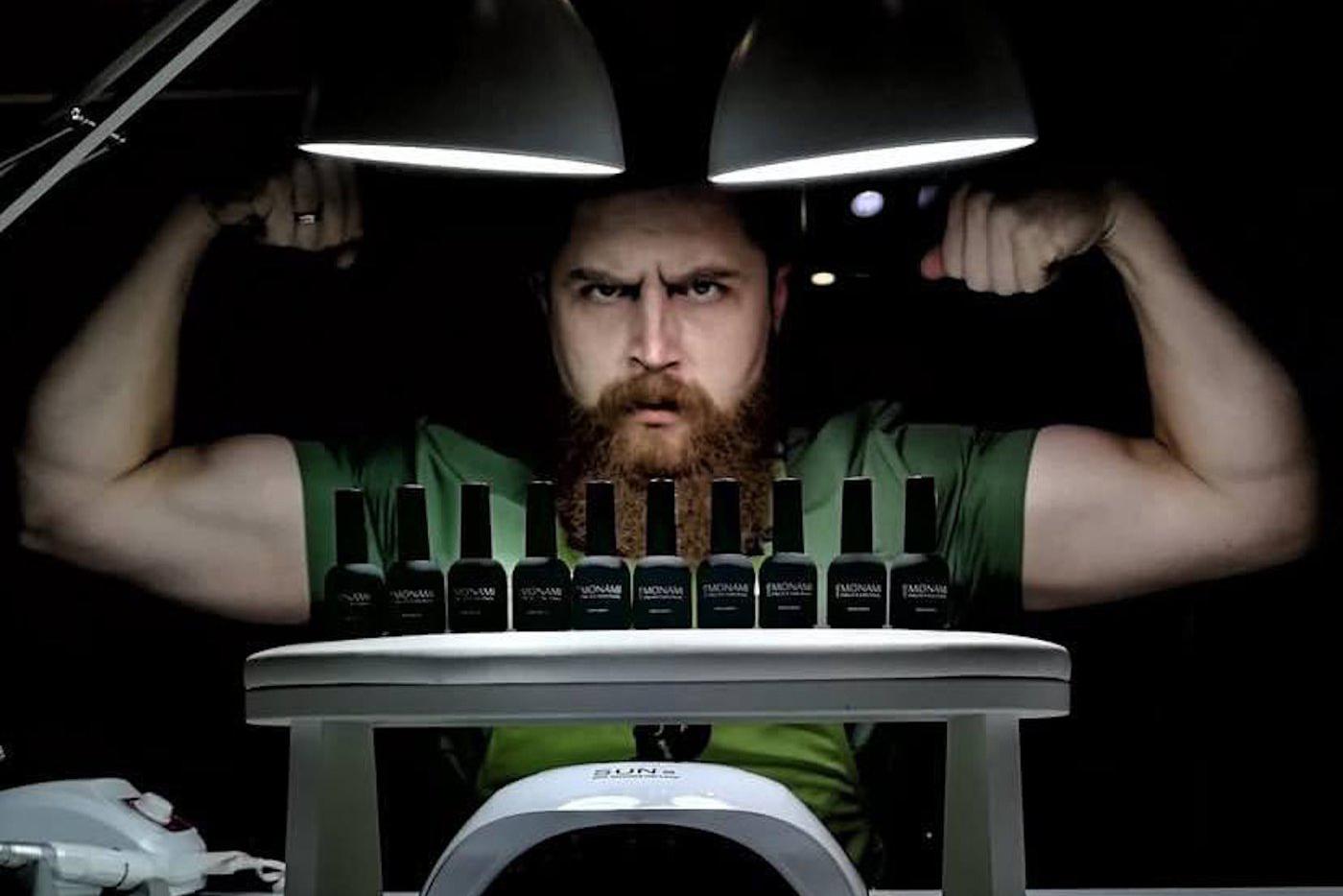 "Здоровый кабан, иди на завод!": почему российские мужчины знают толк в танцах, ногтях и ресницах