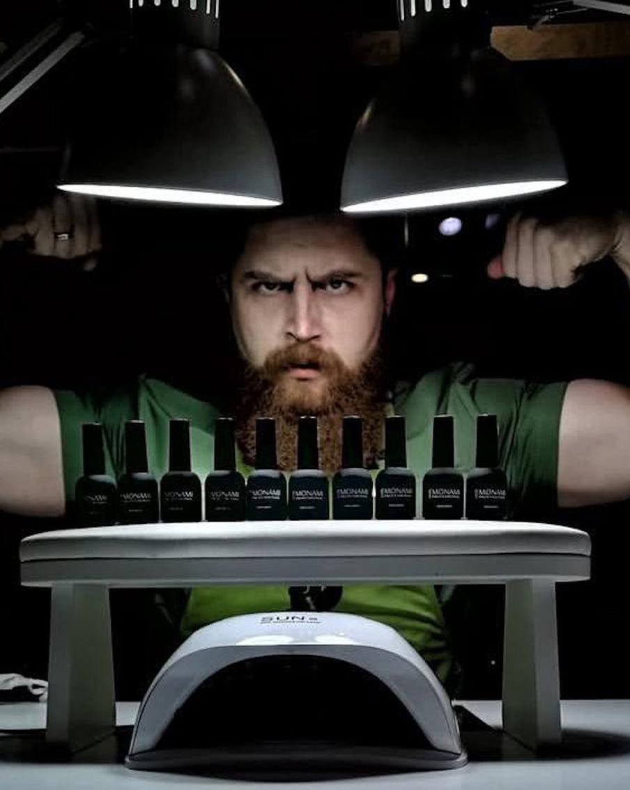 "Здоровый кабан, иди на завод!": почему российские мужчины знают толк в танцах, ногтях и ресницах