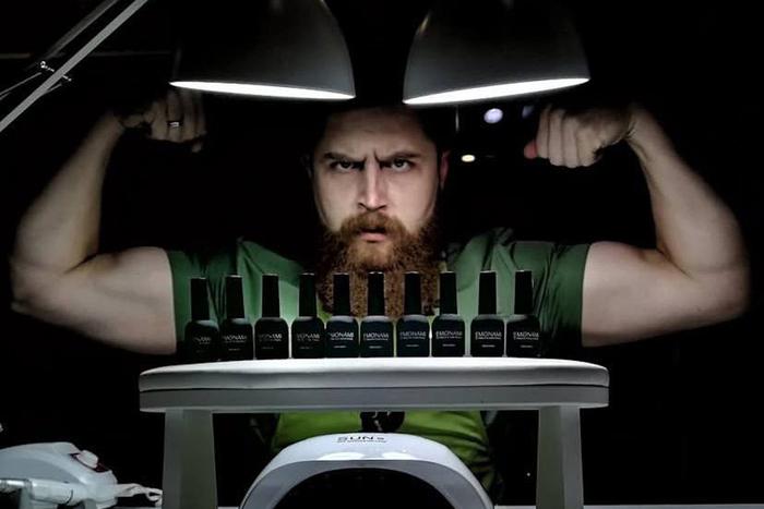 "Здоровый кабан, иди на завод!": почему российские мужчины знают толк в танцах, ногтях и ресницах