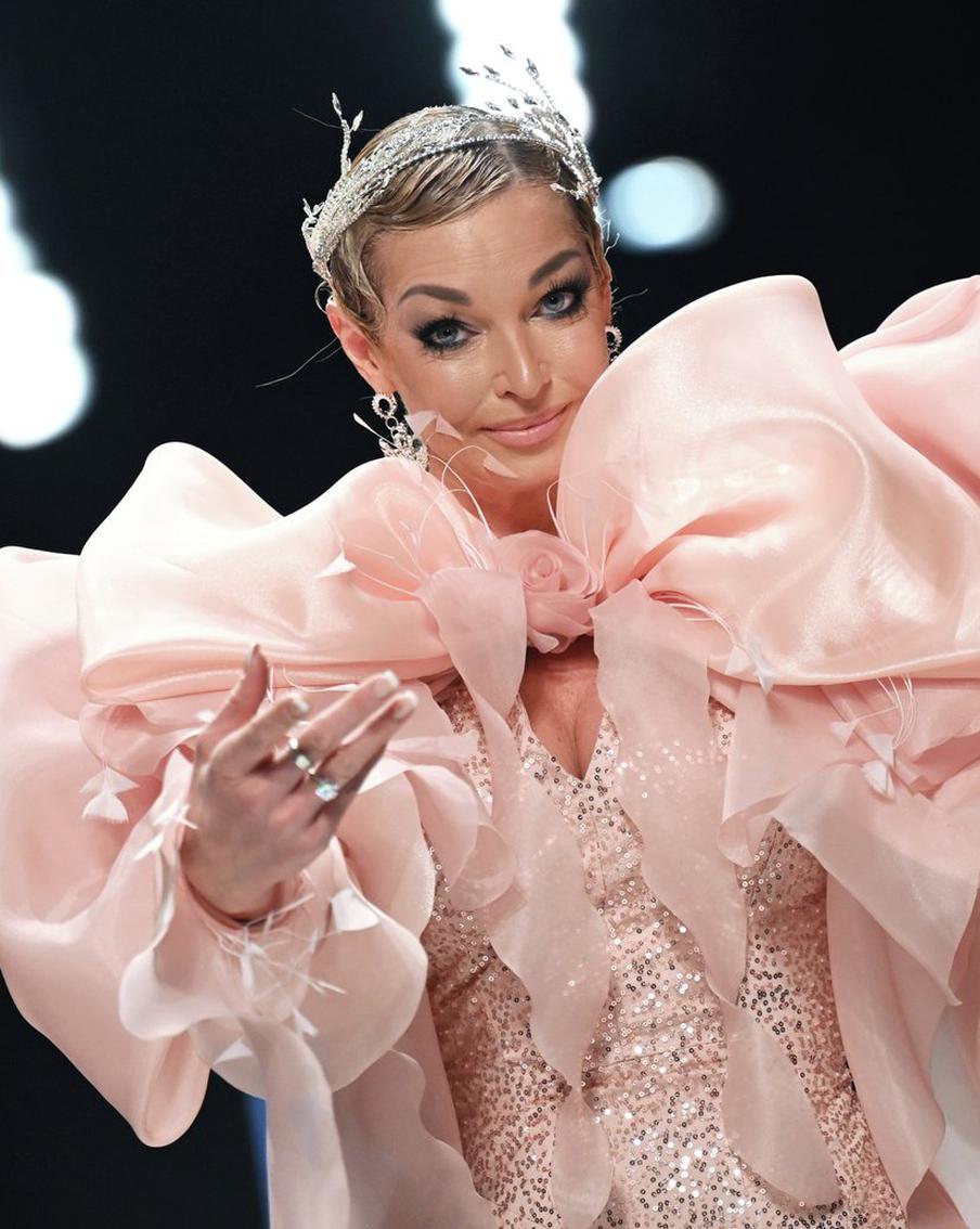 "Без шпагата, но с короной": Анастасия Волочкова раскрыла подробности свадьбы дочери