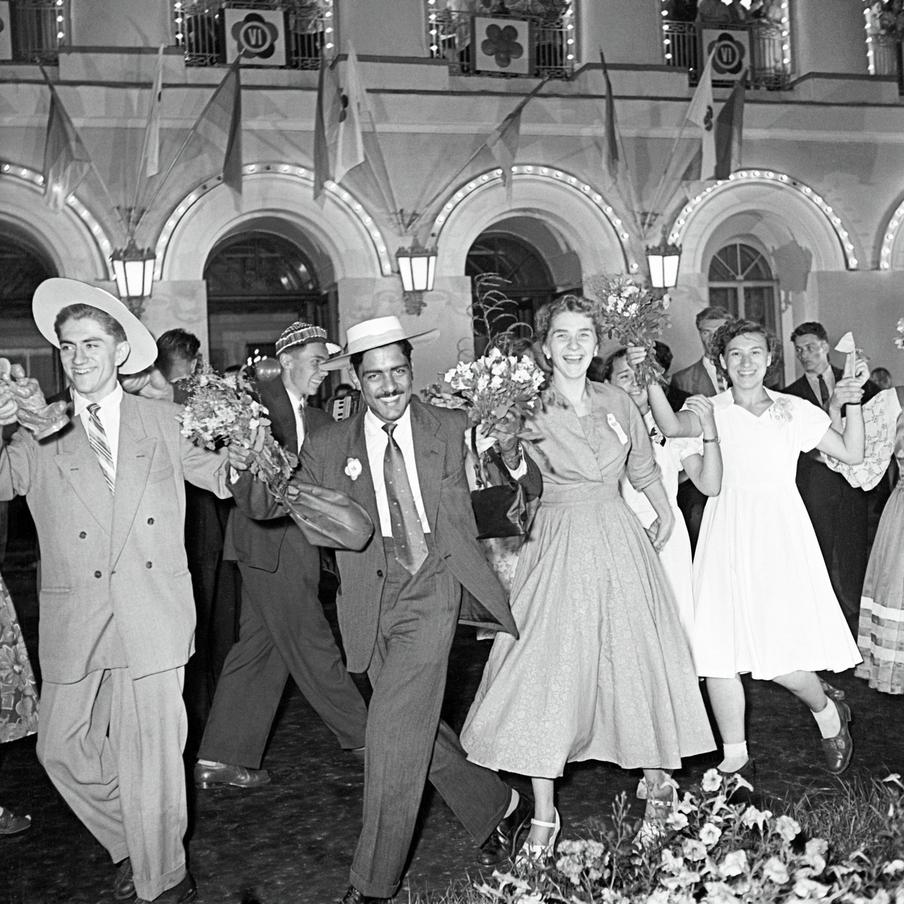 3 августа 1957 года. Весёлый хоровод участников праздника девушек на VI Всемирном фестивале молодёжи и студентов в Москве.