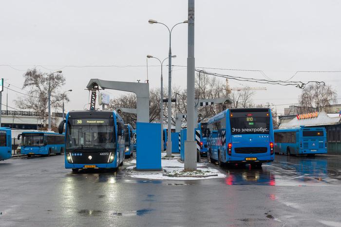 Уже 370 зарядных станций обслуживают электробусы в Москве