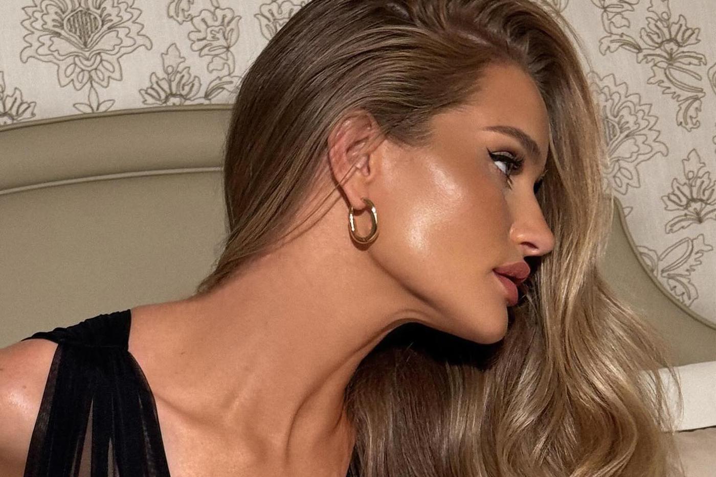 Голография, медь и каштан: тренды окрашивания на весну и лето