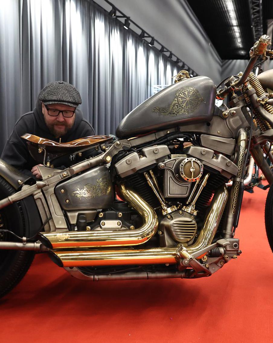 На ВДНХ привезли уникальные байки из дерева, стали и золота